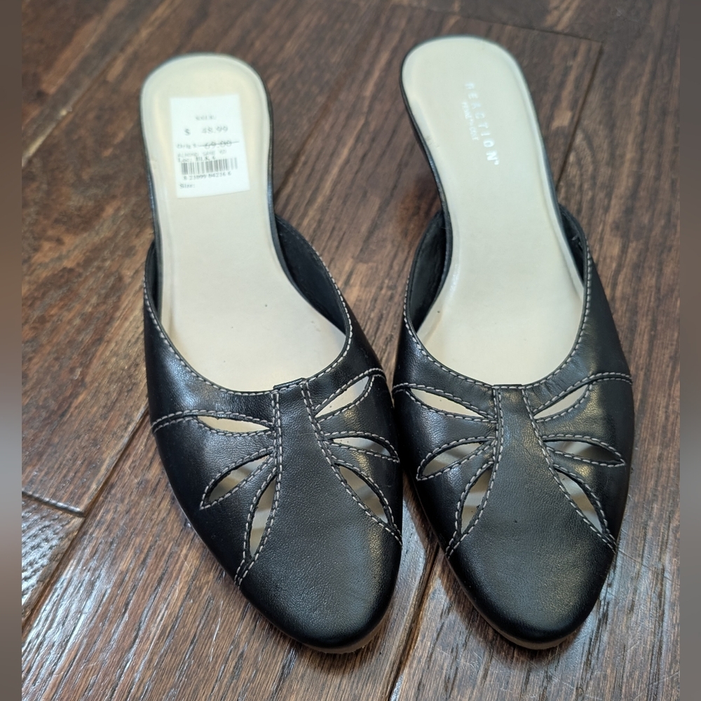 NWOB Reaction Kenneth Cole Mule Kitten Heels in Black